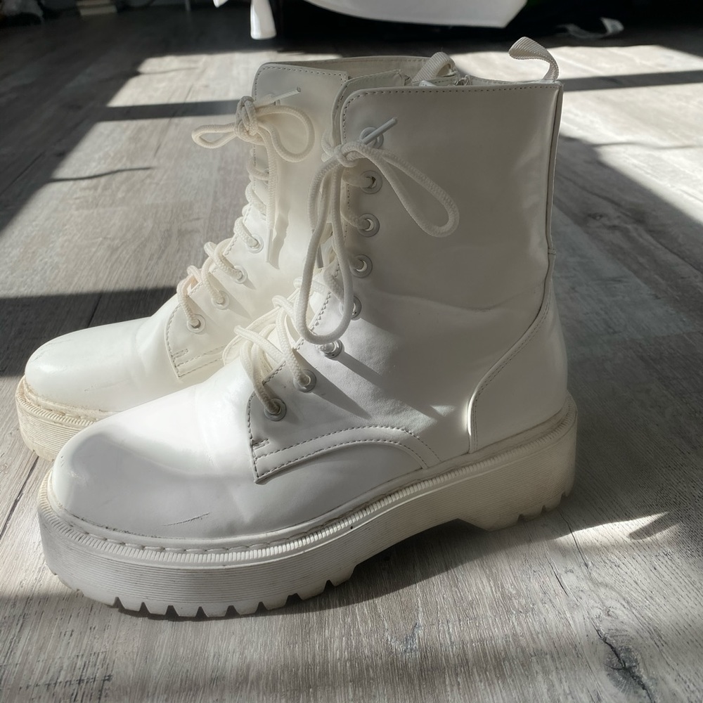 WHITE PLATFORM BOOTS in style!!